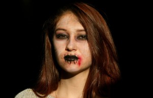 Flicka i enkel men effektiv Halloween-sminkning
